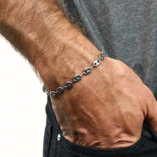 Brazalete de acero inoxidable malla café frijoles 21cm 6mm usado por un hombre