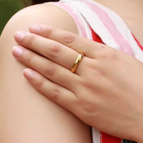 Fede nuziale in acciaio dorato da 4 mm anello indossato da una donna