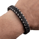 Bracciale in pelle cavi metallici chiusura magnetica in acciaio biker indossato da un uomo