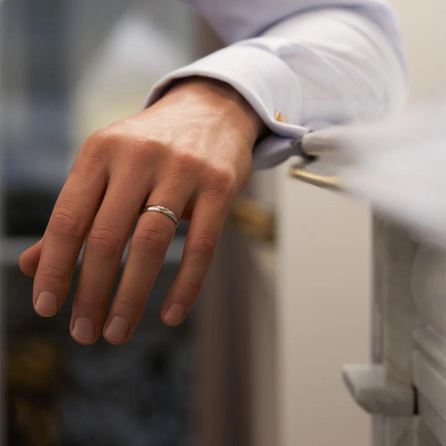 Wedding alliance classic steel mirror 4mm worn by a man