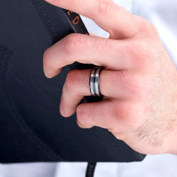 Anello alleanza da uomo in titanio nero a doppia fascia in argento grigio spazzolato