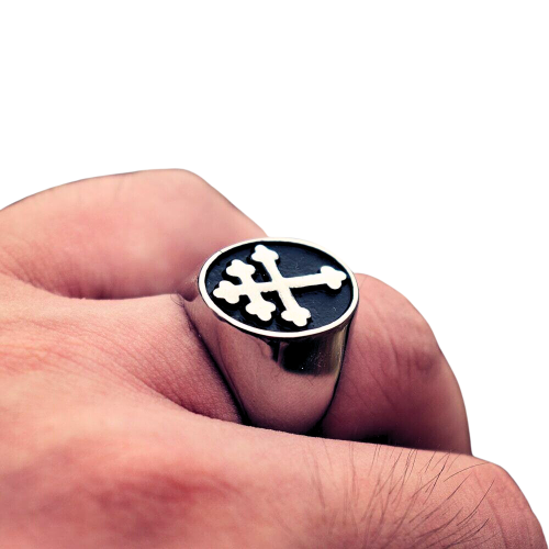 Anello anello in acciaio reale croce argento Lorraine templier indossato da un uomo