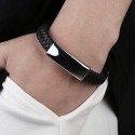 Pulsera de cuero con cierre de acero Placa grabada personalizable usada por un hombre