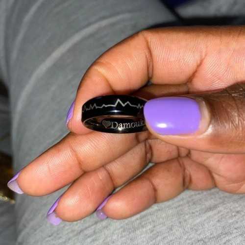 Bague anneau acier plaqué noire battement de cœur couple personnalisée gravure intérieure
