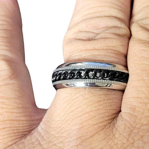 Ring-Ring-Kette aus Stahl, schwarz plattiert, Anti-Stress-Spin, getragen von einem Mann