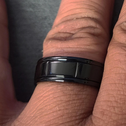 ANILLO DE HOMBRE TITANIO MACIZO EXTREMO PLACA GRABADA EN NEGRO