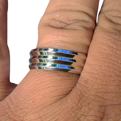 Ring aus Titan und Verlobungsring mit 2 goldenen Linien aus Feingold, getragen von einem Mann