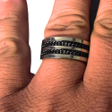 Anillo de compromiso de titanio y 2 cadenas negras cinceladas usadas por un hombre