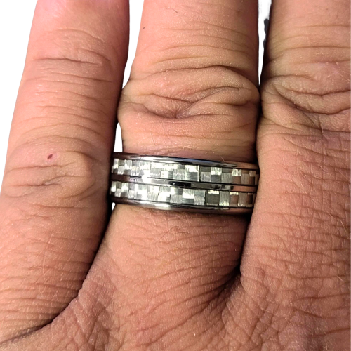 Bague anneau titane et 2 bandes fibre de carbone blanche argenté portée par un homme