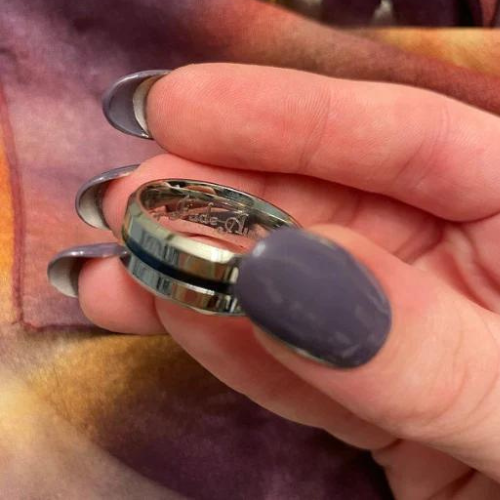 Anillo de hombre acero pulido bicolor ranura central azul grabado interior personalizado