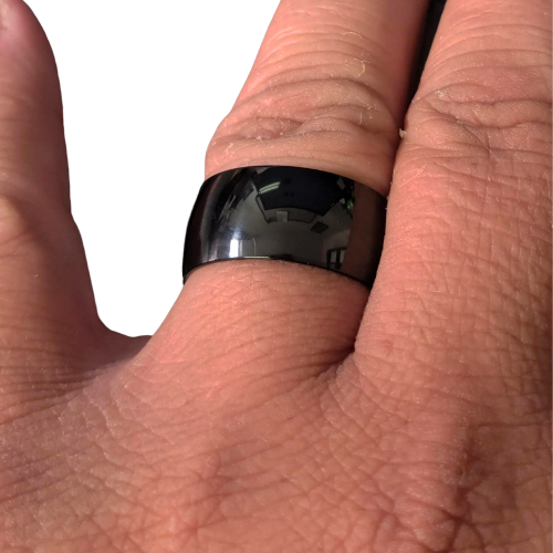 Anello per acciaio inossidabile tutto nero cupola larga 10mm indossato da un uomo