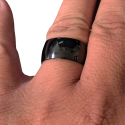 Ring für Edelstahl, komplett schwarz, breite Kuppel, 10 mm, getragen von einem Mann