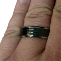 Anello anello fascia in acciaio inossidabile con scanalature nere indossato da un uomo