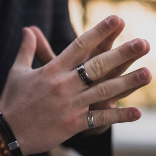 Bague anneau acier fibre de carbone couleur rouge et noire porté par un homme