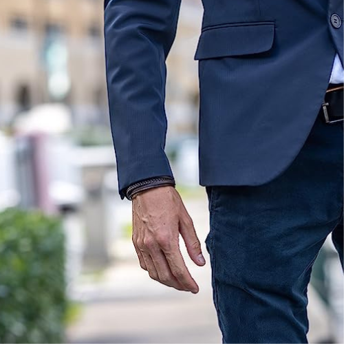 Braccialetto in pelle a più file di pelle marrone con zip in acciaio da 22 cm indossato da un uomo