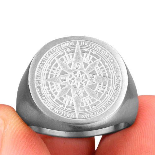 Bague chevalière acier étoilé boussole aventurier look moderne portée par un homme