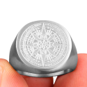 Ring Siegelring Sternenhimmel Stahl Kompass Abenteurer moderner Look, getragen von einem Mann