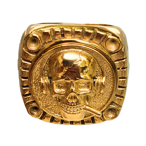 Primo piano del vassoio dell'anello che mostra la precisione della testa di morte 3D e la brillantezza dell'oro sotto la luce