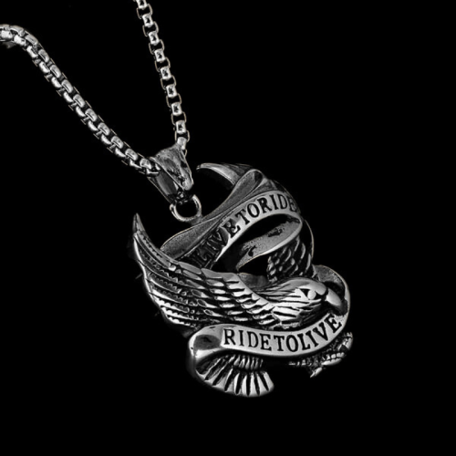 Collar colgante de los hombres Águila de acero inoxidable con serpentinas en vivo vive para viajar y montar a vivir en fondo neg