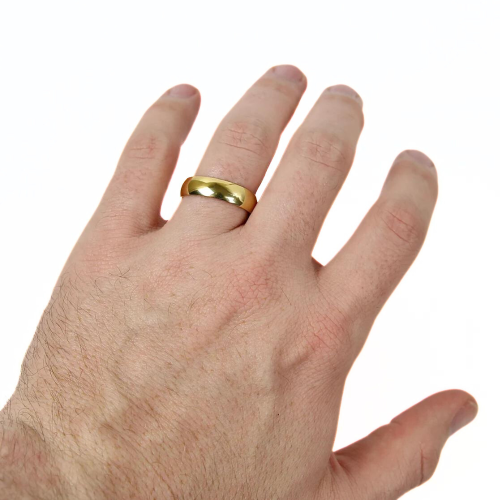 Bague anneau alliance de mariage acier doré or fin 6mm portée par un homme