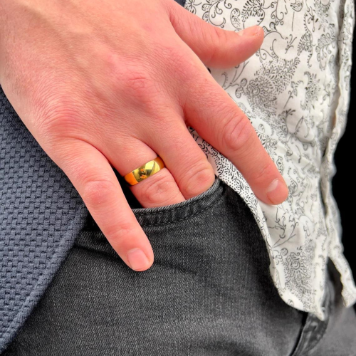 Bague anneau alliance de mariage homme femme acier doré or fin 6mm porté par un homme