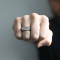 Anillo anillo de acero cuadrado triángulo superior posible grabado usado por un hombre
