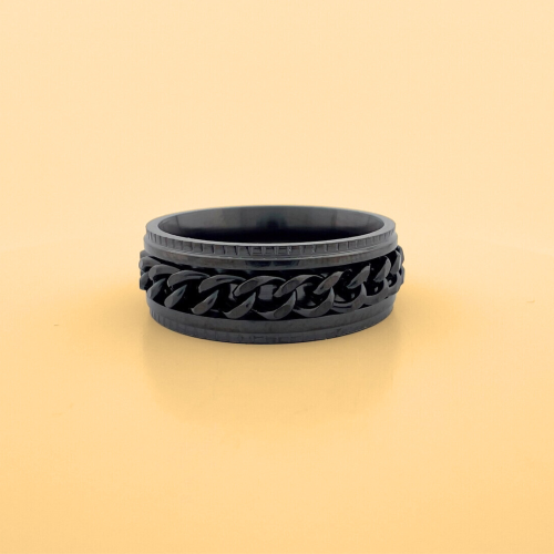 Anello anello da uomo in acciaio nero placcato catena anti-stress su sfondo arancione