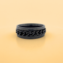 Bague anneau pour homme en acier plaqué toute noire chaine anti-stress sur fond orange