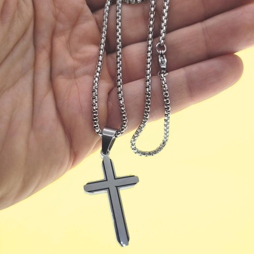 Set Mann Kette und Anhänger Kreuz präsentiert von einem Mann