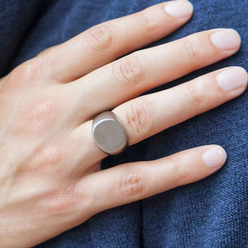 Herren-Siegelring aus gebürstetem Stahl, rund, 20 mm, personalisierbar, getragen von einem Mann