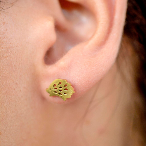 Pendientes Niglo erizo gitano de acero fino bañado en oro usados por una niña