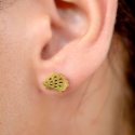 Boucles d'oreilles niglo gitan hérisson acier doré or fin portée par une petite fille