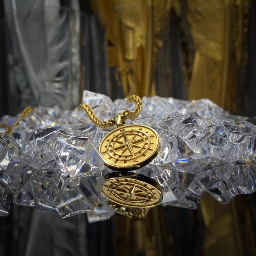 Halskette mit Kompass-Anhänger für Herren, inklusive Kette, Modell aus Stahl, Feingold, schwarzer Hintergrund