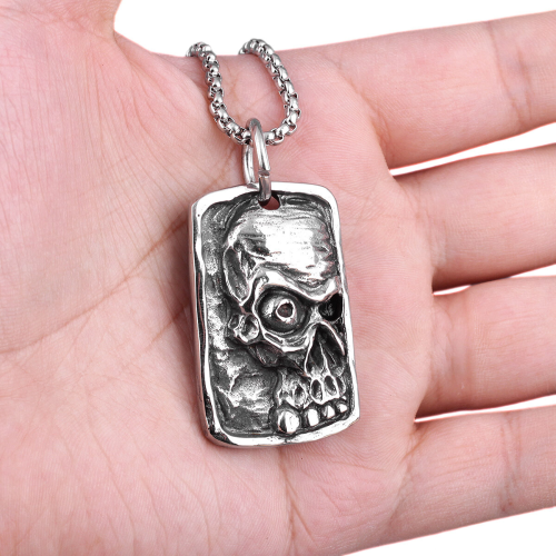 Herren-Halskette mit Anhänger aus Stahl, furchteinflößende Totenkopfplatte, Biker, inklusive Kette, in einer Hand getragen