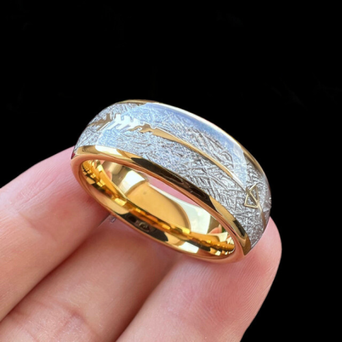 Bague de mariage alliance homme acier doré or fin météorite flèche de Ull viking sur une main