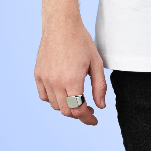 Bague chevalière acier inoxydable plateau carré gravure possible portée par un homme