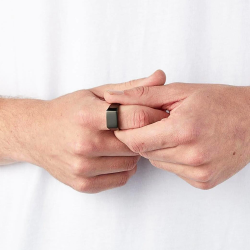 Moderner und minimalistischer Strickring für Frau oder Mann in geschwärzter Stahl mit rechteckigem Plateau von 9mm 2