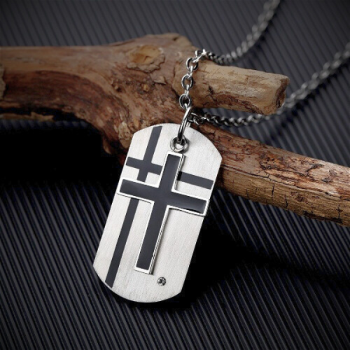 Pendentif homme en acier plaque militaire et croix noire latine zircon sur une branche de bois