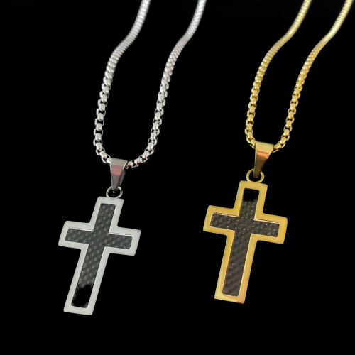 Collier homme pendentif croix carbone et acier couleur au choix argent ou or sur fond noir