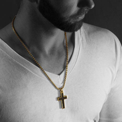 Collier pendentif croix carbone et acier inoxydable couleur or doré porté par un homme