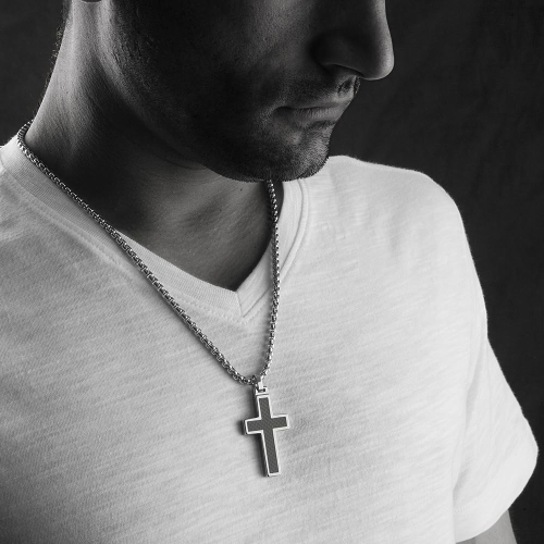 Collier pendentif croix carbone et acier inoxydable couleur argent doré porté par un homme