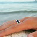 Bague acier inoxydable et bande fibre de carbone noire portée par un homme bis