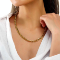 Collier grain de café acier inoxydable doré à l'or fin chaine 60cm 7mm portée par une femme