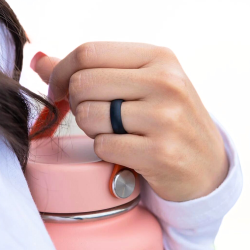 Anillo de engotografía de acero negro cepillado de 6 mm con una mujer