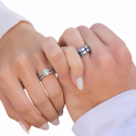 Bague alliance mariage homme carbure de tungstène centre ligne bleu portée