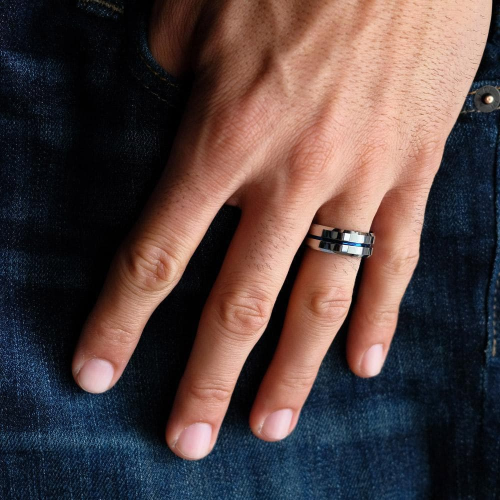 Anello matrimonio uomo carburo tungsteno centro linea blu indossato da un uomo