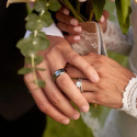 Uomo anello uomo lucido acciaio bicolore bicolore groove banda centrale blu raggiungibile a un matrimonio