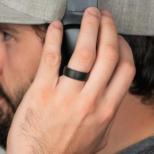 Bague de fiançailles femme homme acier couleur noire brossée 6mm porté par un homme