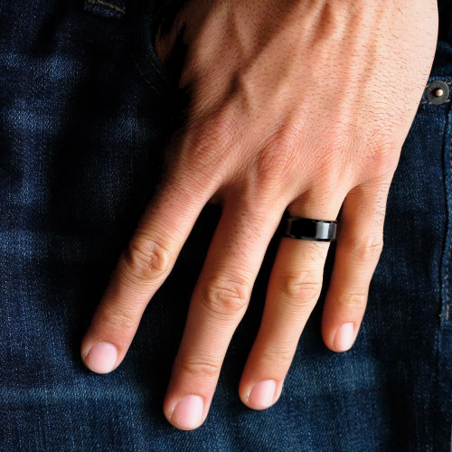 Anello di fidanzamento acciaio accoppiato nero laccato nero placcato da un uomo