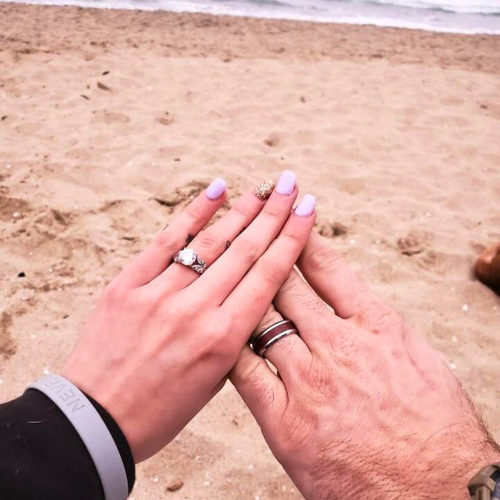 Anillo de anillo Alianza Hombre Titanio Central Banda de madera Manchada en la playa para la boda photo